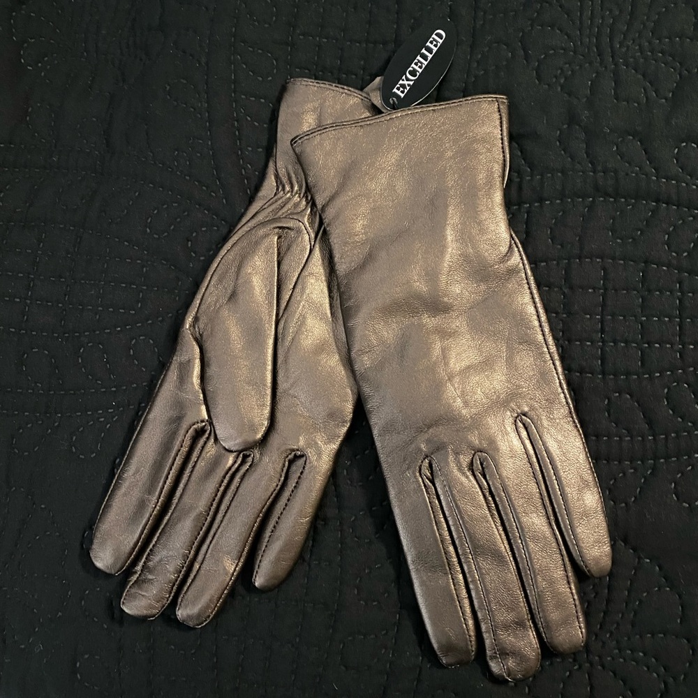 Bronze leather gloves. M.